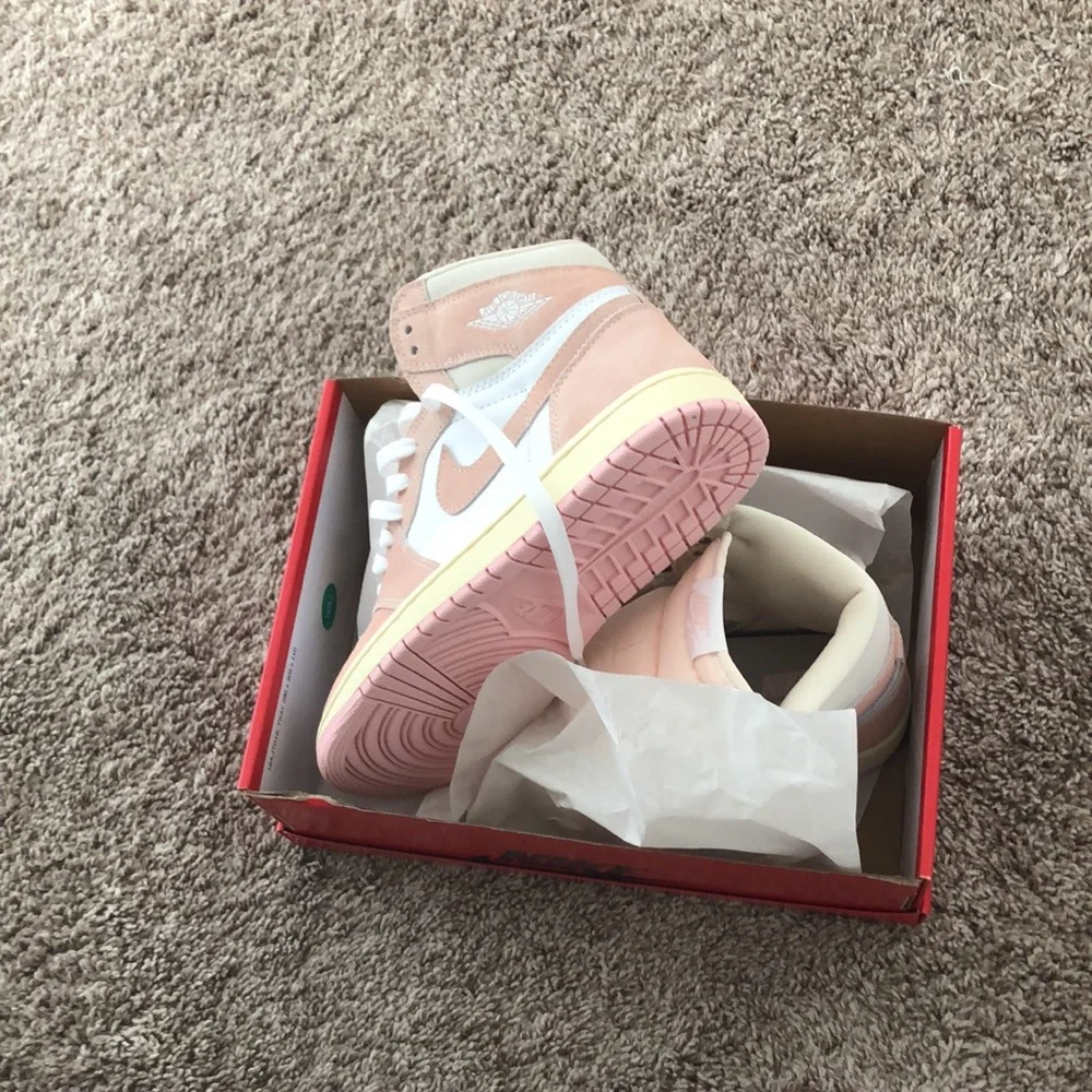 Air Jordans Unisex Sneakers - Picture 4 of 8